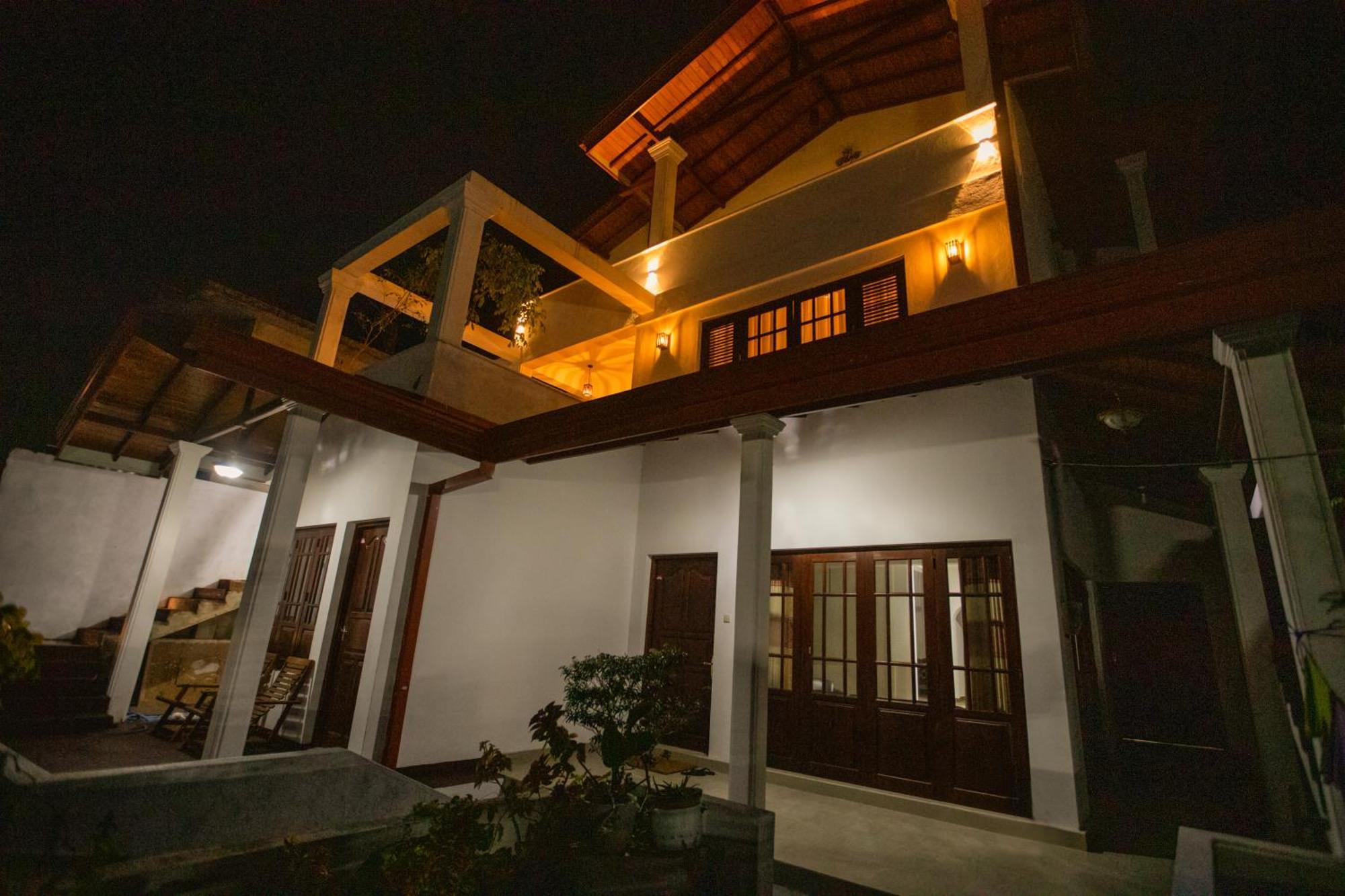 Golden Shower Inn แคนดี้ ภายนอก รูปภาพ